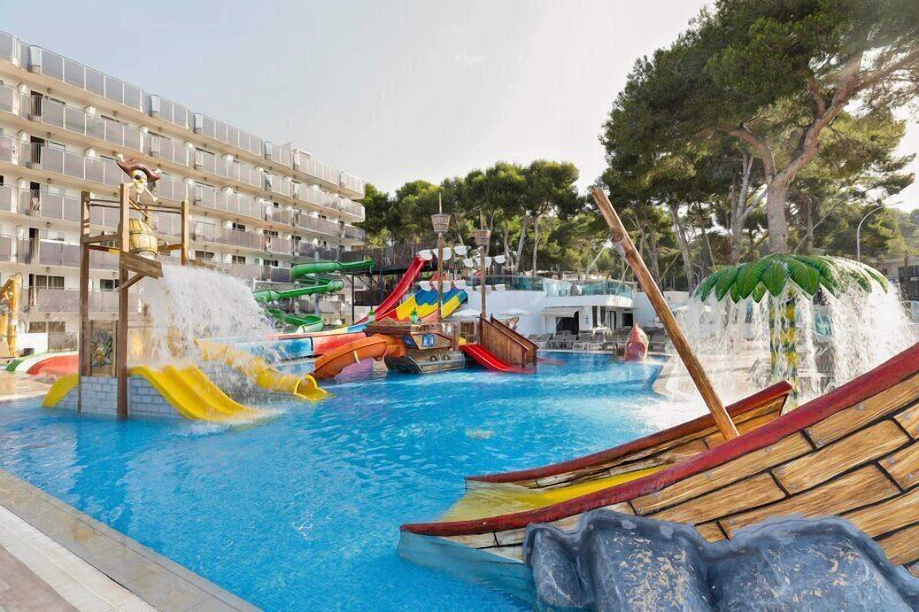 Indoor pool, outdoor pool, sun loungers