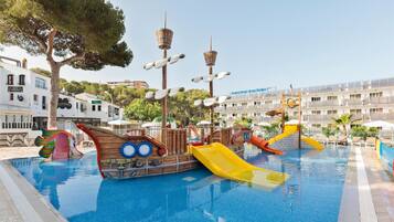 Una piscina cubierta, una piscina al aire libre, tumbonas