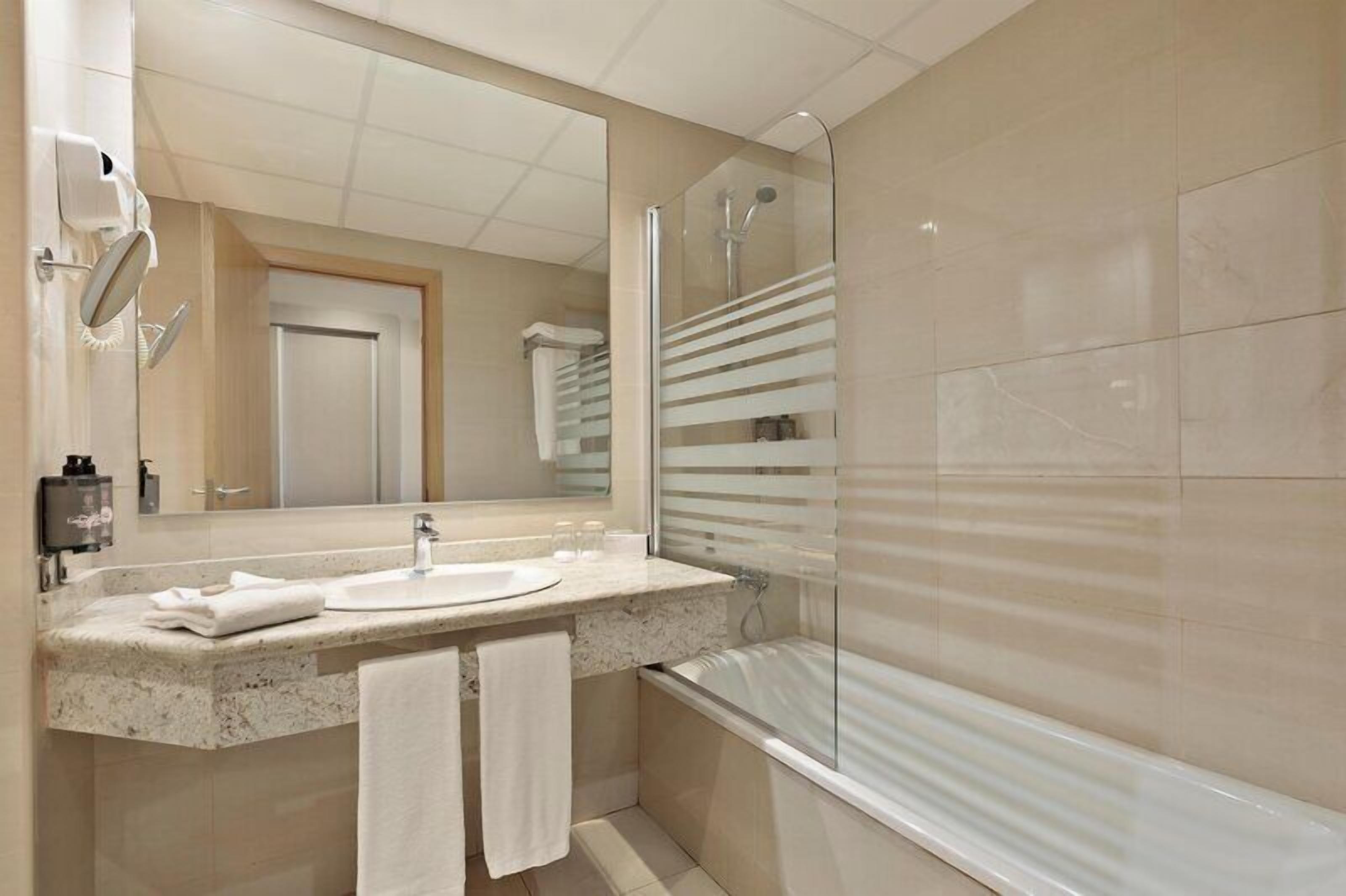 Bidet, towels