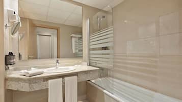 Bidet, towels