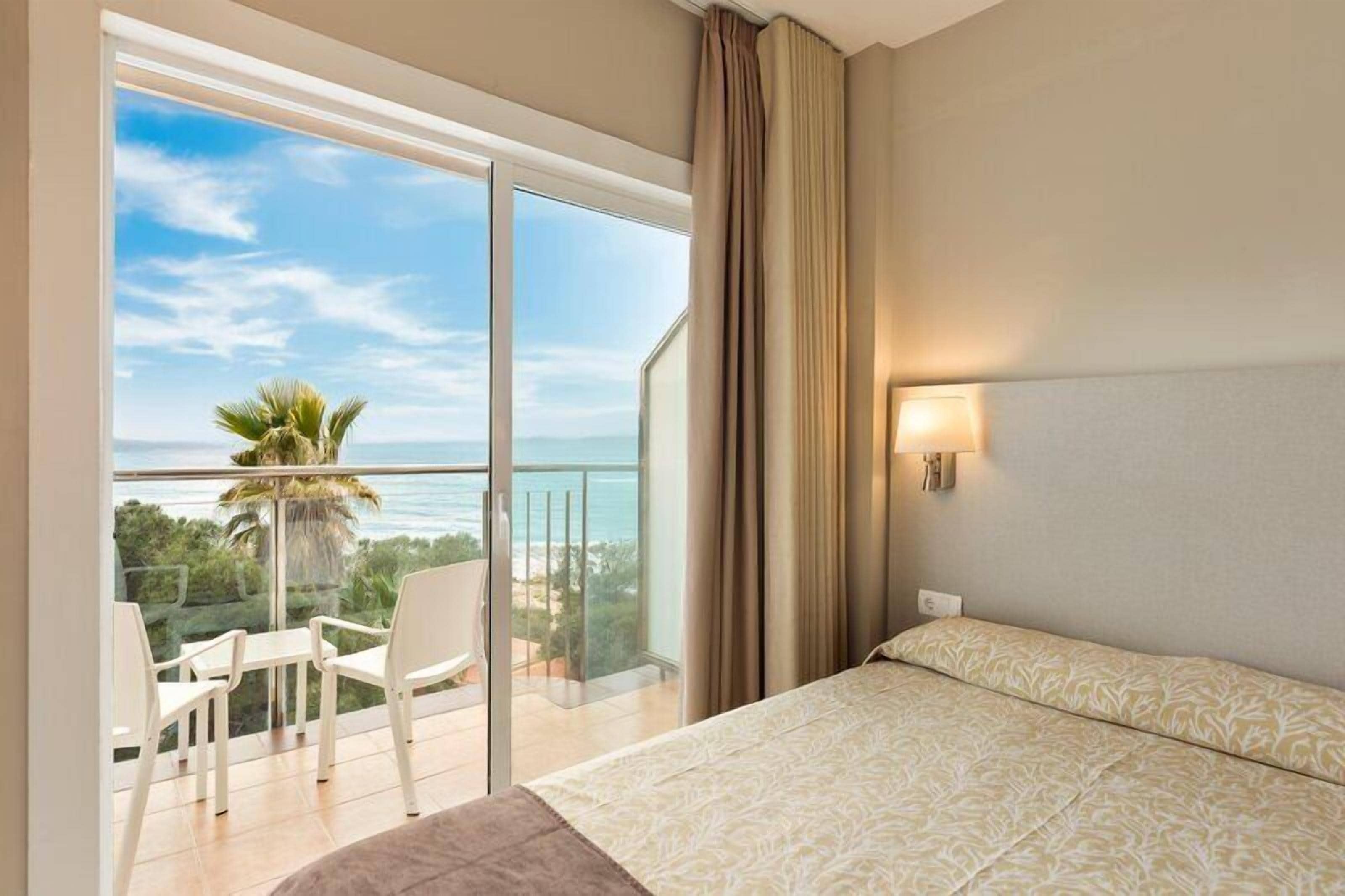 Minibar, in-room safe, desk, WiFi (free)