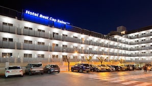 A multi-story hotel with a prominent sign reading 'Hotel Best Cap Salou.' - Hotel Best Cap Salou (Salou)