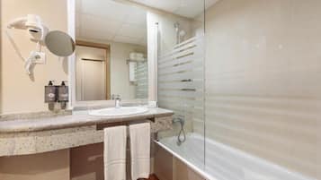 Bidet, towels