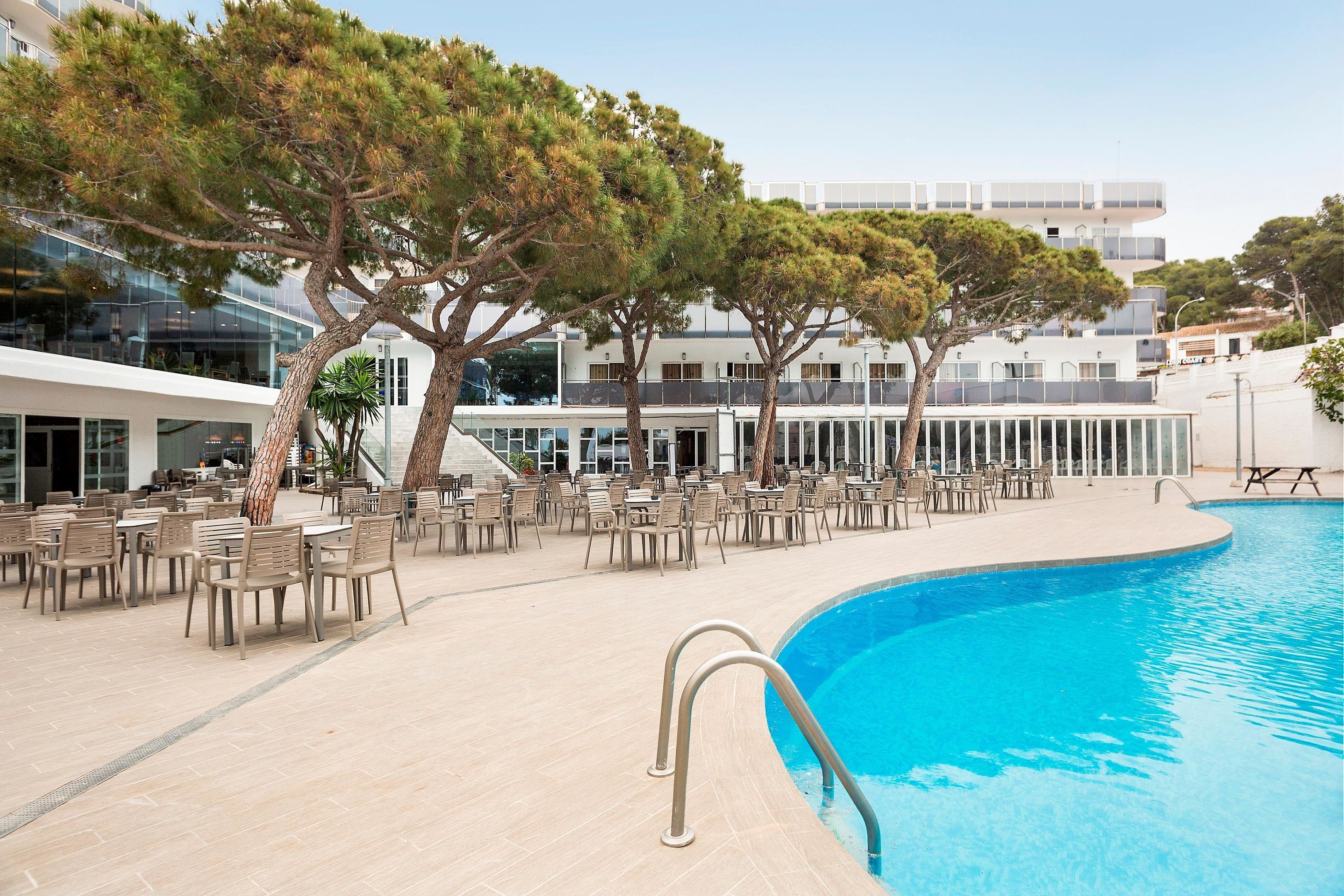 Zona de piscina con mobiliario exterior y una pileta.