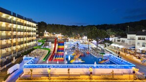 A water park with slides and pools, surrounded by buildings. - Hotel Best Cap Salou (Salou)