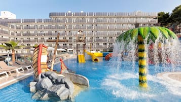 Una piscina techada, una piscina al aire libre
