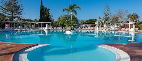 Alberca al aire libre, camastros y salvavidas en la propiedad