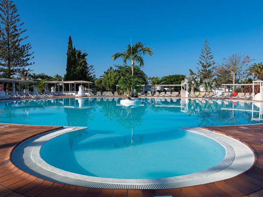 Außenpool, Liegestühle, Rettungsschwimmer vor Ort