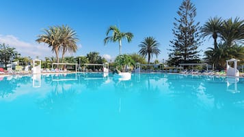 Piscine extérieure, chaises longues