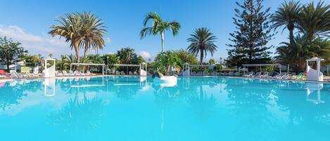 Outdoor pool, open 10:00 AM to 6:00 PM, pool loungers