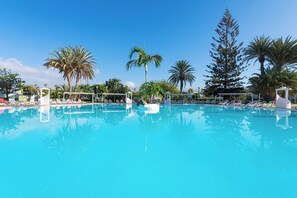 Piscine extérieure, chaises longues, maßtre nageur