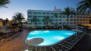 Ulkouima-allas, aurinkovarjoja, aurinkotuoleja