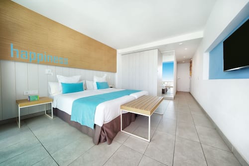 Chambre Deluxe, vue partielle sur la mer