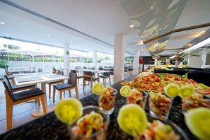 Café da manhã com buffet todos os dias mediante uma taxa