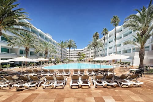 Piscine extérieure, parasols de plage, chaises longues