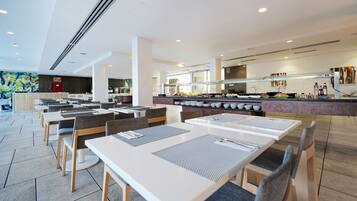 Päivittäinen buffetaamiainen (10 EUR per henkilö)