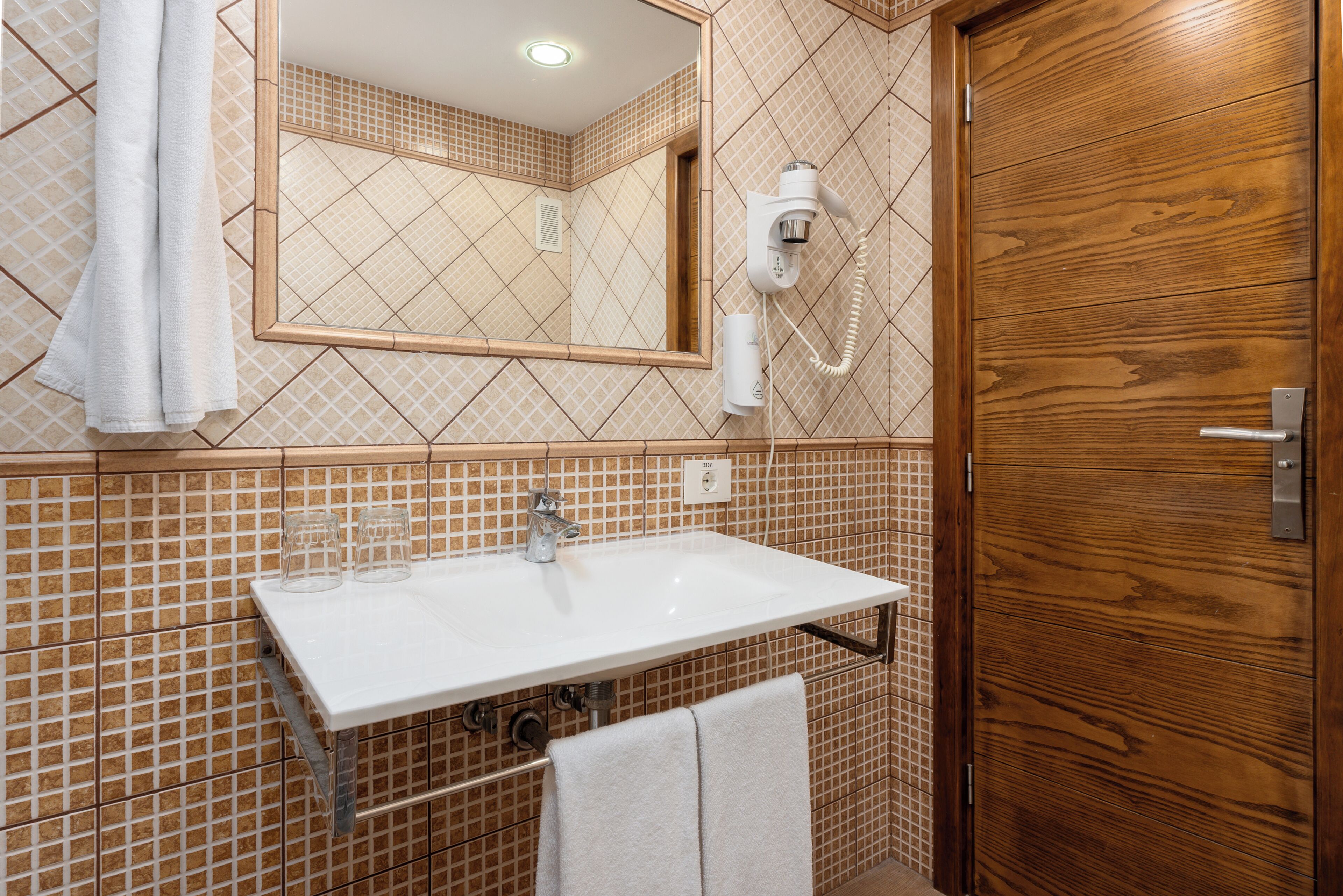 deluxe room | 1 bedroom, in-room safe, desk, laptop workspace