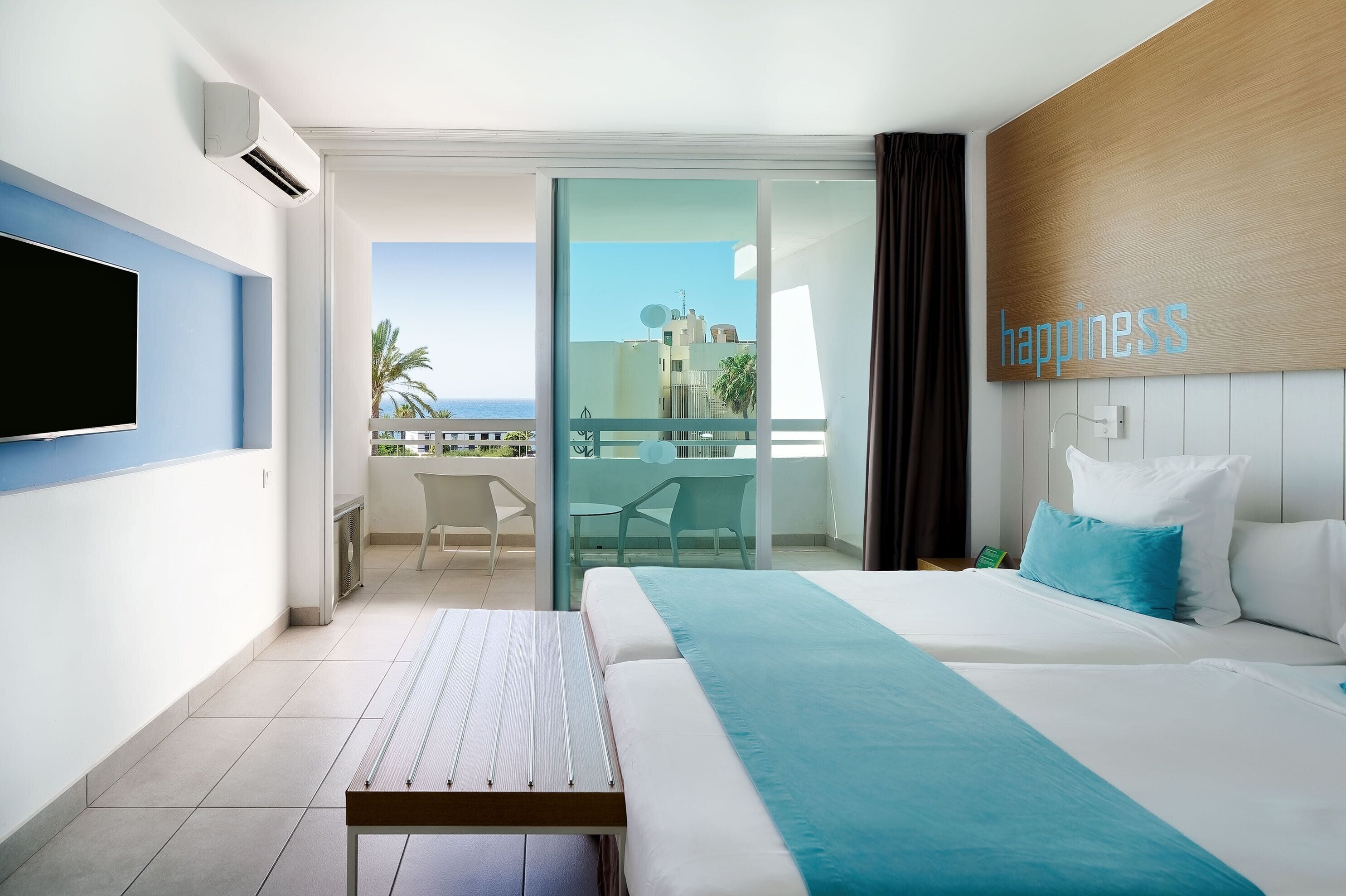 deluxe room, partial sea view | 1 bedroom, in-room safe, desk, laptop workspace