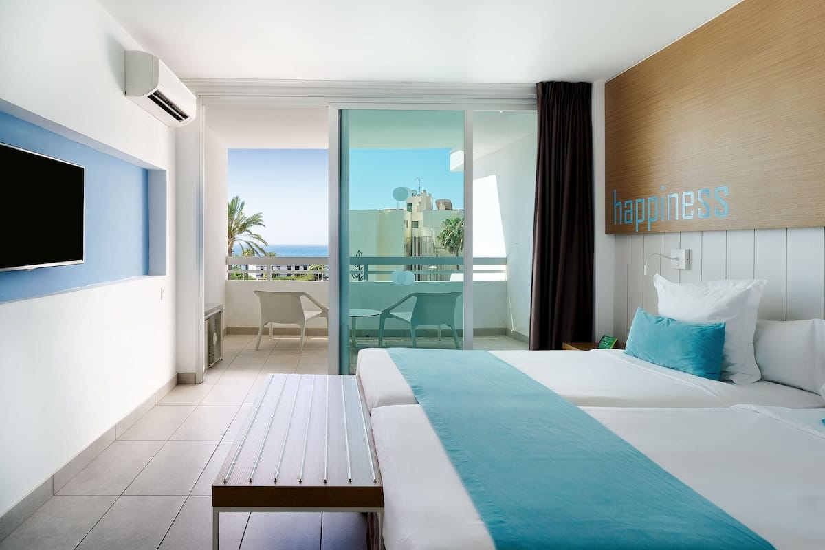 deluxe room, partial sea view | 1 bedroom, in-room safe, desk, laptop workspace