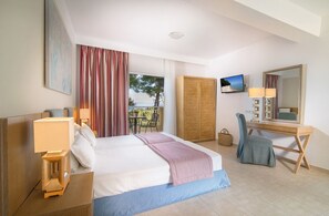 Habitación con 1 cama matrimonial o 2 individuales | Ropa de cama de alta calidad y caja de seguridad en la habitación