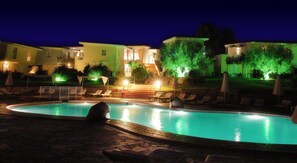 2 outdoor pools