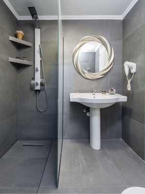Shower, free toiletries, hair dryer, towels - Alkion Hotel (Kassandra)