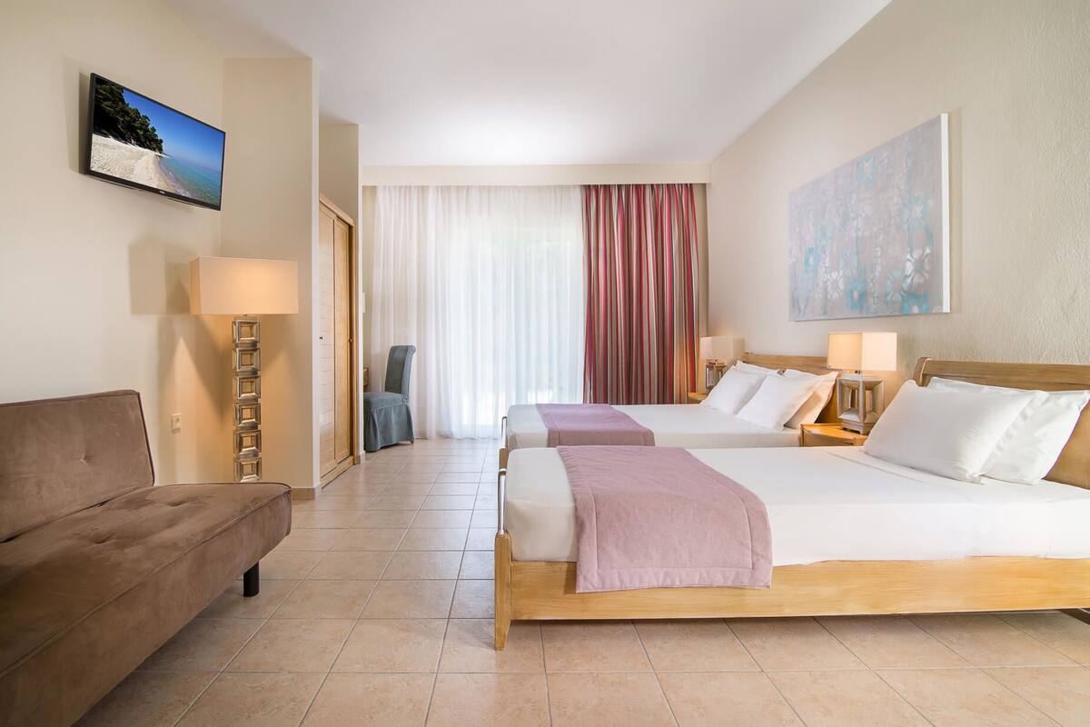 Hochwertige Bettwaren, Zimmersafe, Schreibtisch, schallisolierte Zimmer