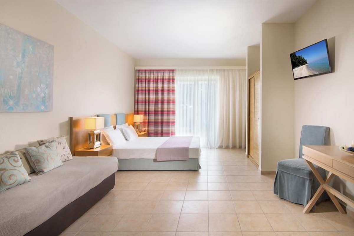 Premium bedding, in-room safe, desk, soundproofing