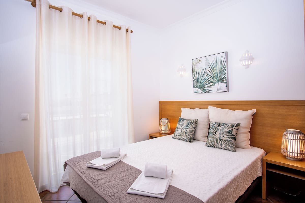 In-room safe, iron/ironing board, individually furnished, bed sheets