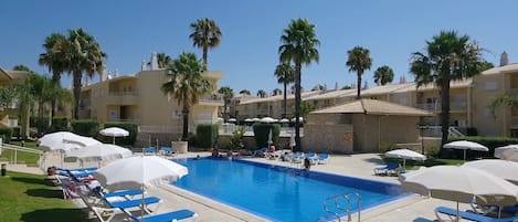 2 utendørsbassenger, bassengparasoller og solsenger