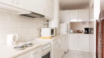 Standard Apartment, 2 Bedrooms | Private kitchen | Fridge, microwave, oven, stovetop