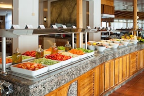 Serveert ontbijt, lunch en diner