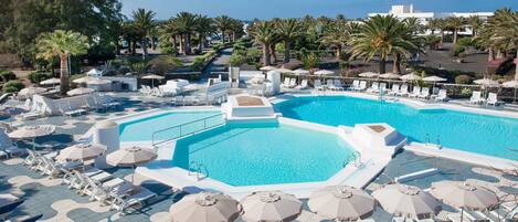 2 室外游泳池,池畔遮阳伞,日光浴躺椅