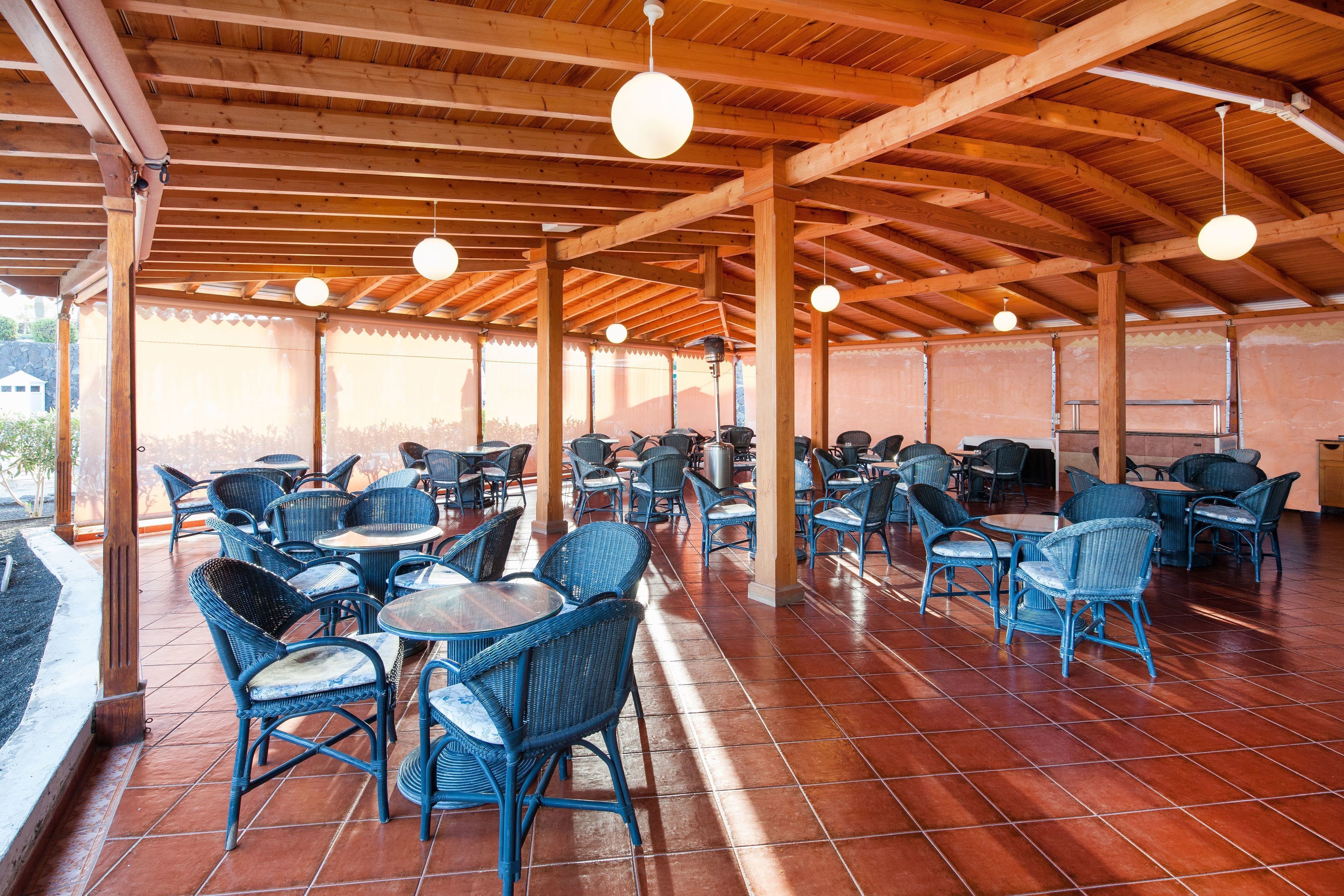 2 bars/lounges, swim-up bar, poolside bar