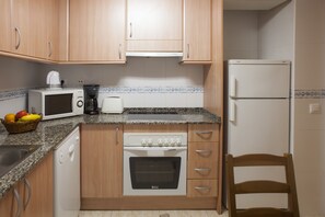 Refrigerador con congelador, microondas, horno y parrilla de estufa