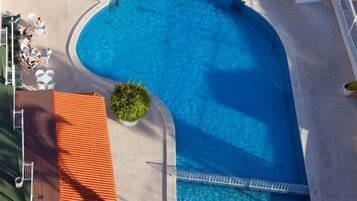 Piscine extérieure, piscine sur le toit, parasols de plage