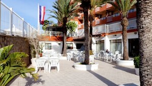 Bar au bord de la piscine