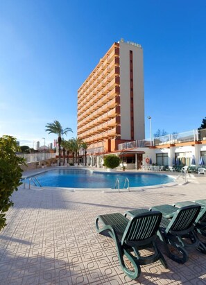 Outdoor pool, a rooftop pool, open 10:00 AM to 7:00 PM, pool umbrellas - Cabana (Benidorm)