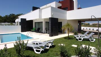 Family Villa, 3 Bedrooms, Private Pool | Blackout curtains, soundproofing, free WiFi, bed sheets