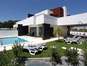 Family Villa, 3 Bedrooms, Private Pool | Blackout curtains, soundproofing, free WiFi, bed sheets - Novochoro Apartments (Albufeira)