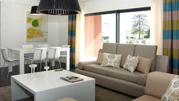 Familjevilla - 3 sovrum - privat pool | Vardagsrum | Platt-tv