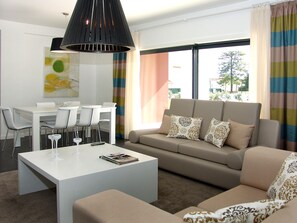 Villa familiar, 3 habitaciones, alberca privada | Área de sala de estar | Televisión de pantalla plana