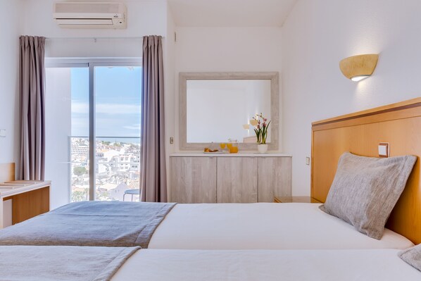 Coffres-forts dans les chambres, bureau, fer et planche à repasser