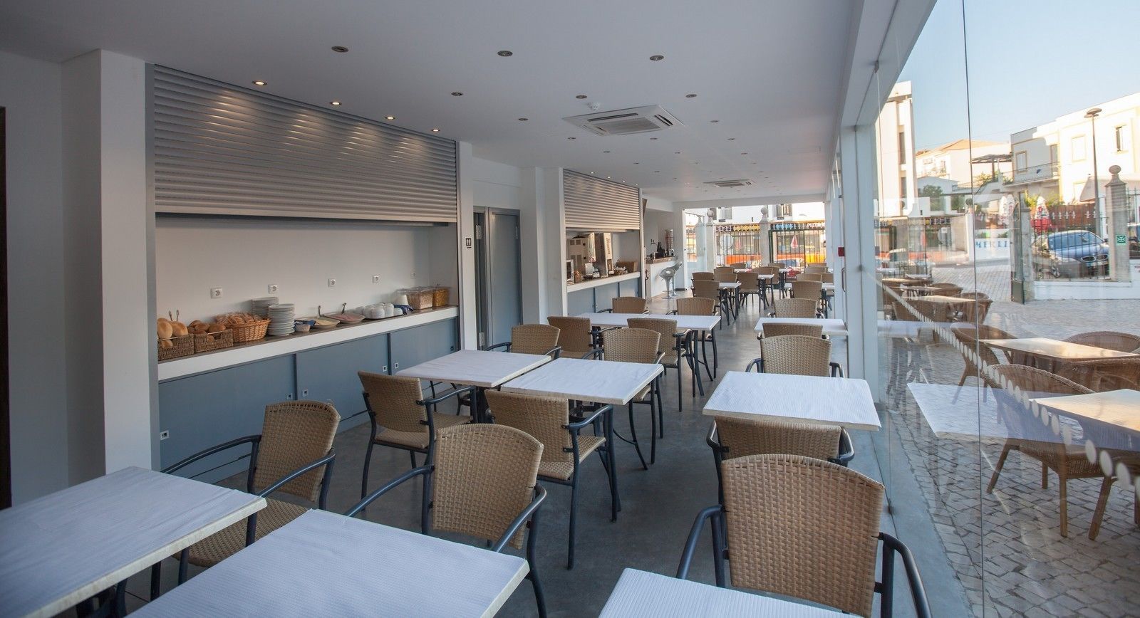 Daily continental breakfast (EUR 8.00 per person)