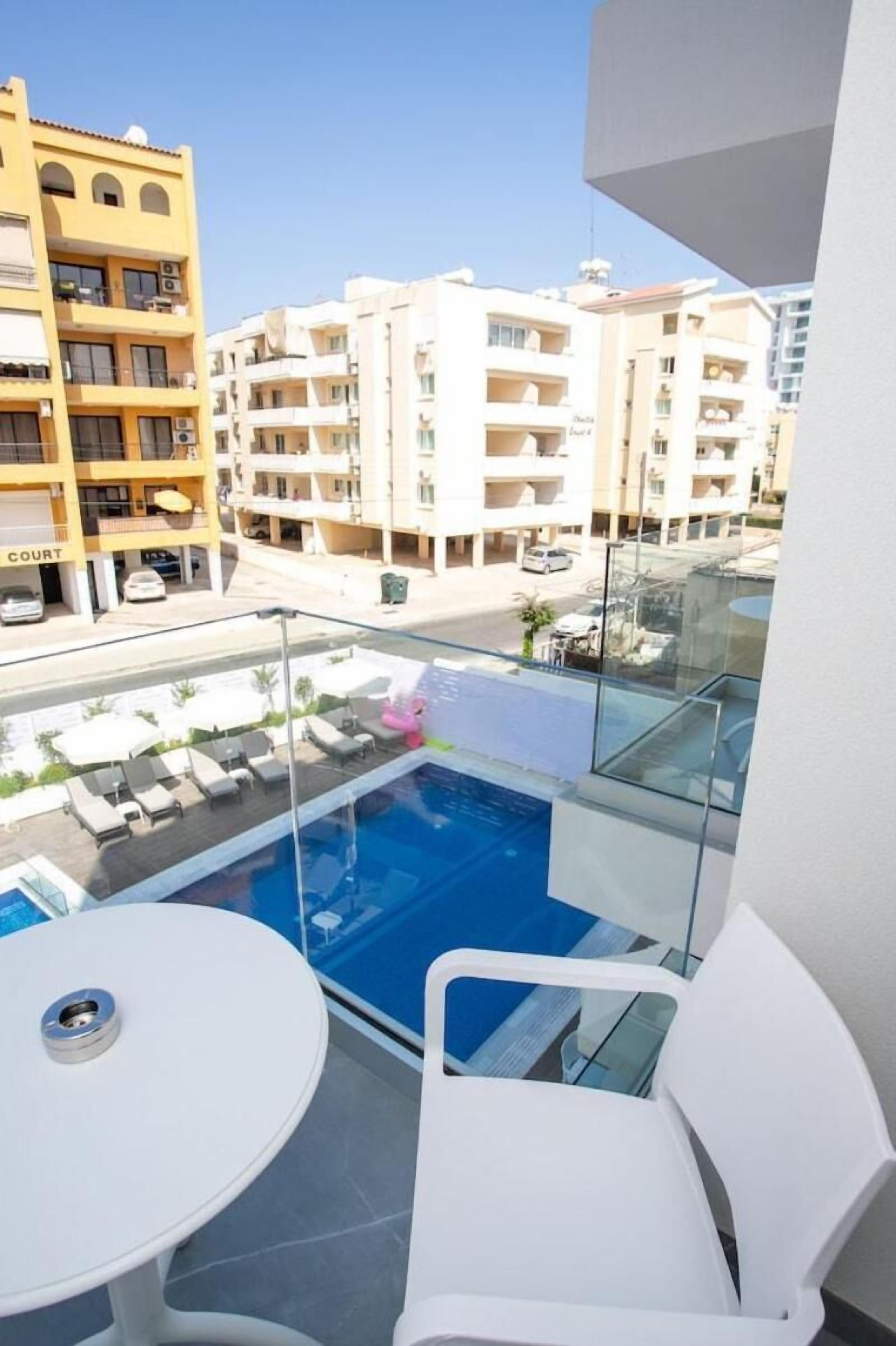 Piscina | Una piscina al aire libre (de 07:00 a 19:00), sombrillas, tumbonas