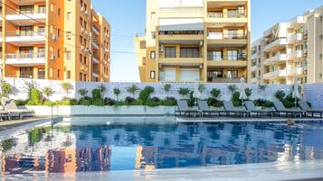 Piscina externa, funciona das 7h às 19h, guarda-sóis, espreguiçadeiras