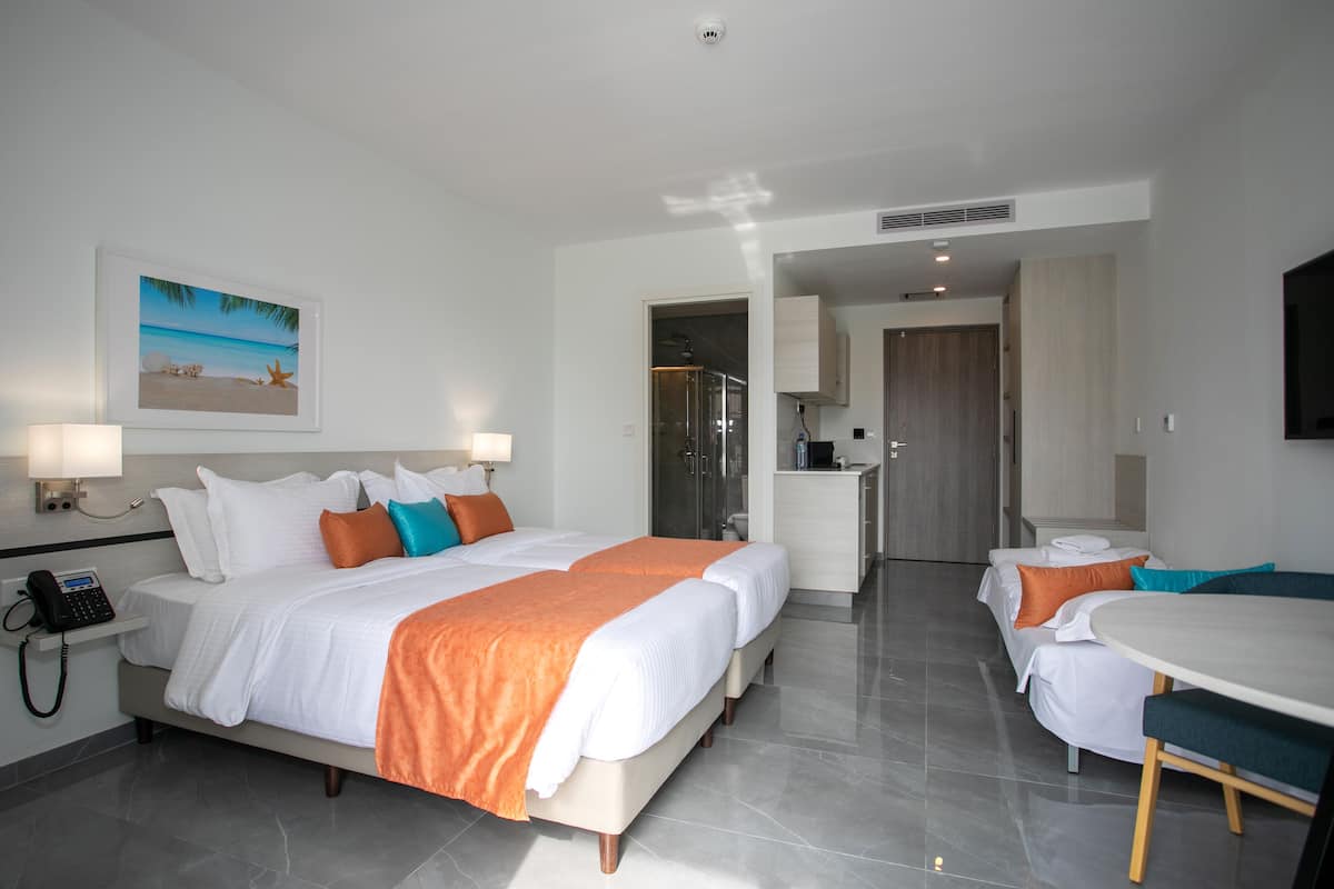 Suite, 1 cama Queen size y sofá cama, para no fumadores, cocineta (with Sofabed) | Camas con efecto memoria y artículos del minibar gratis