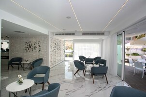 Breakfast, lunch and dinner served