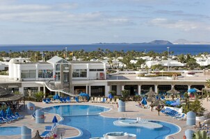 2 piscinas al aire libre