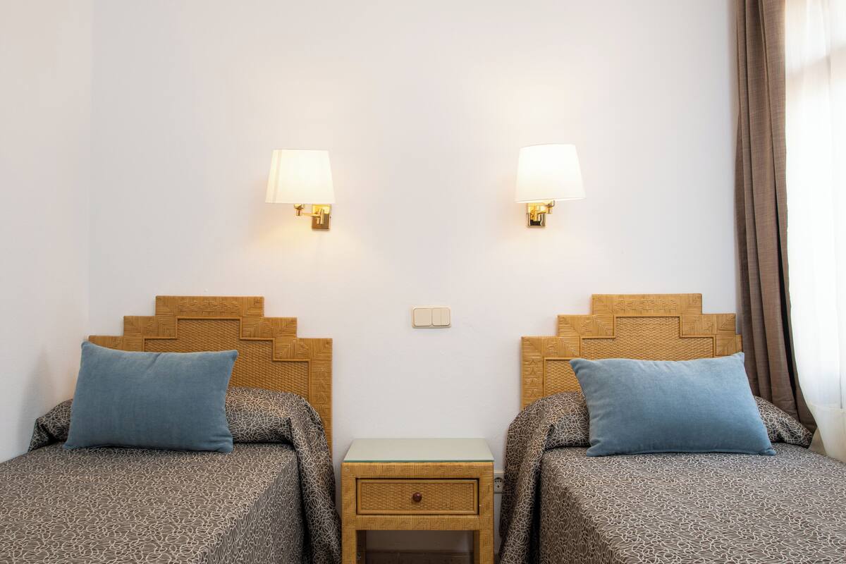 Hochwertige Bettwaren, Zimmersafe, Schreibtisch, Verdunkelungsvorhänge